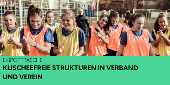 Spielerinnen gehen zufrieden vom Fußballplatz, ein grüner Balken mit der Modulüberschrift ist davor.