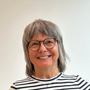 Doris Birkenbach hält ein Statementschild