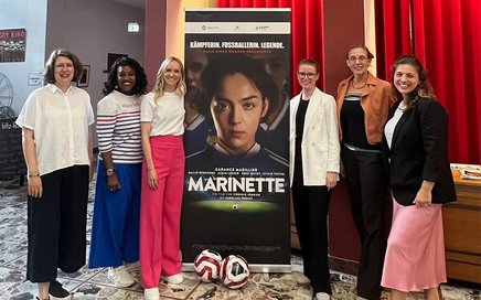 Die Teilnehmerinnen der Podiumsdiskussion vor dem Filmplakat.