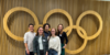 Das Projektteam steht vor den Olympischen Ringen.