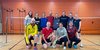 Ein Gruppenfoto von der Workshop-Gruppe in einer Sporthalle