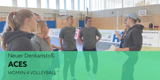 Das Team von ACES bespricht sich in einer Sporthalle.