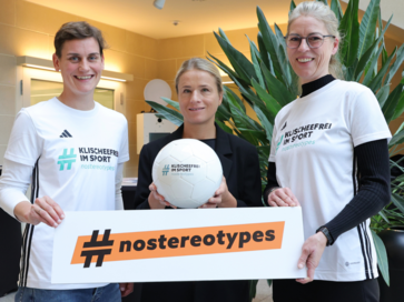 Juliana Groß, Projektleitung KiS, DOSB-Vizepräsidentin Verena Bentele und kompetenzz-Geschäftsführerin Romy Stühmeier (von links)