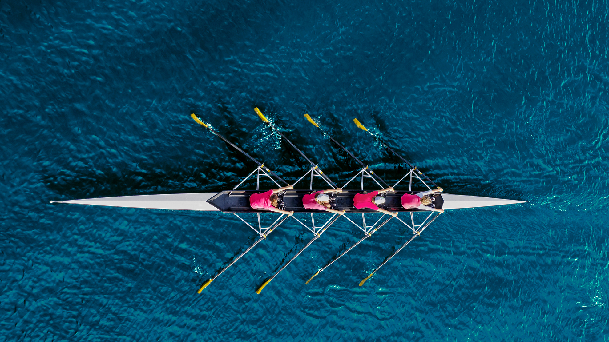 Ruderteam im Boot von oben 