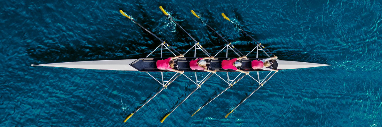 Ruderteam im Boot von oben