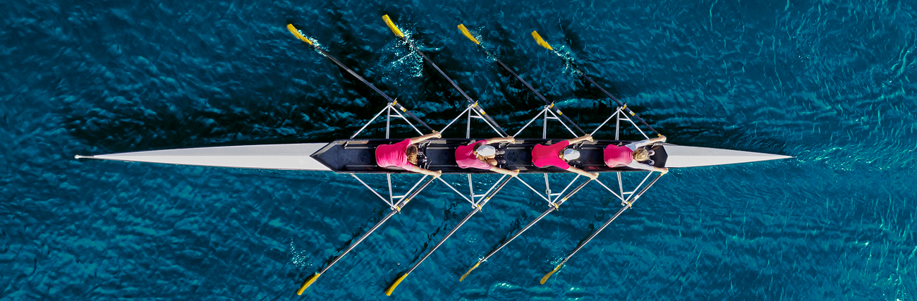 Ruderteam im Boot von oben