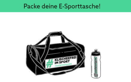 Eine schwarze Sporttasche mit dem Projektlogo ist links im Bild. Rechts daneben befindet sich eine Trinkflasche mit dem Schriftzug #nostereotypes.