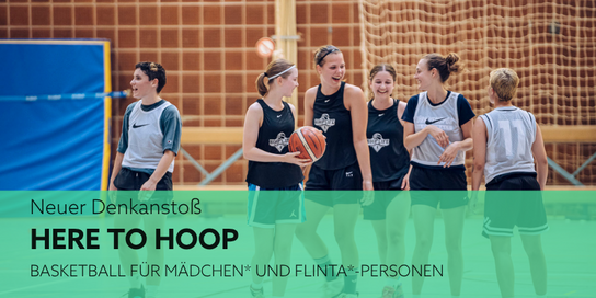 Teilnehmer*innen von Here To Hoop laufen gemeinsam vom Coard.