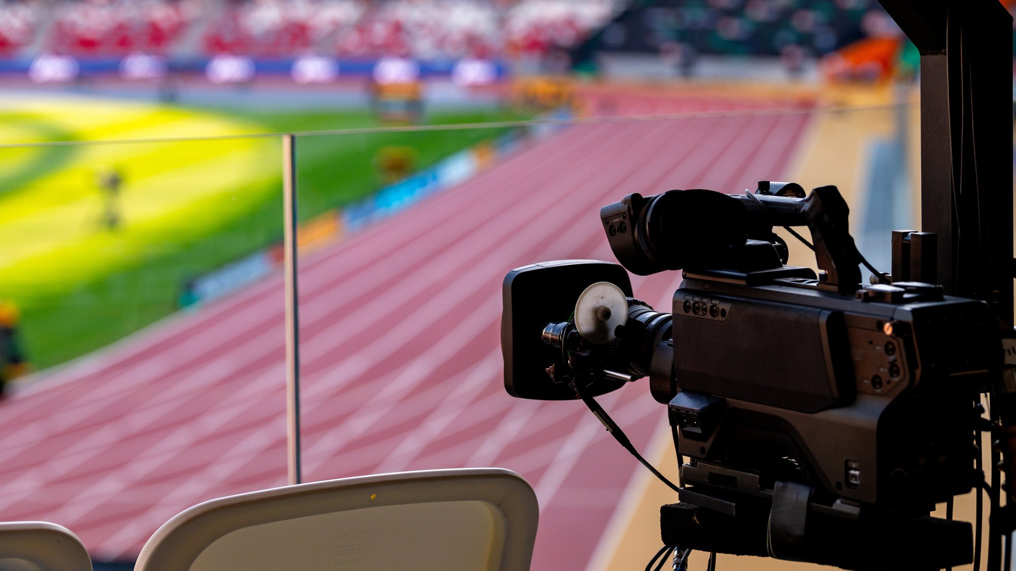 Eine Videokamera ist im Fokus und filmt die Sportanlage