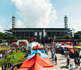 Falilien und Fanfest vor dem Kölner Stadion