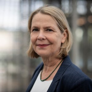 Dr. Mirjam Rebel schaut in die Kamera. 
