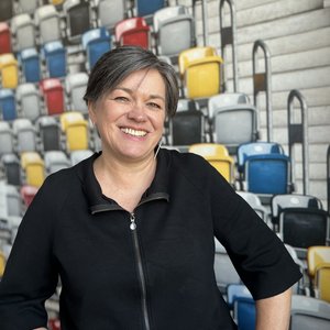 Katja Lüke lächelt in die Kamera.