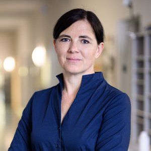 Portraitbild von Dr. Thaya Vester