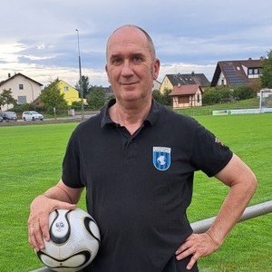 Gerd Thomas steht auf einem Fußballplatz