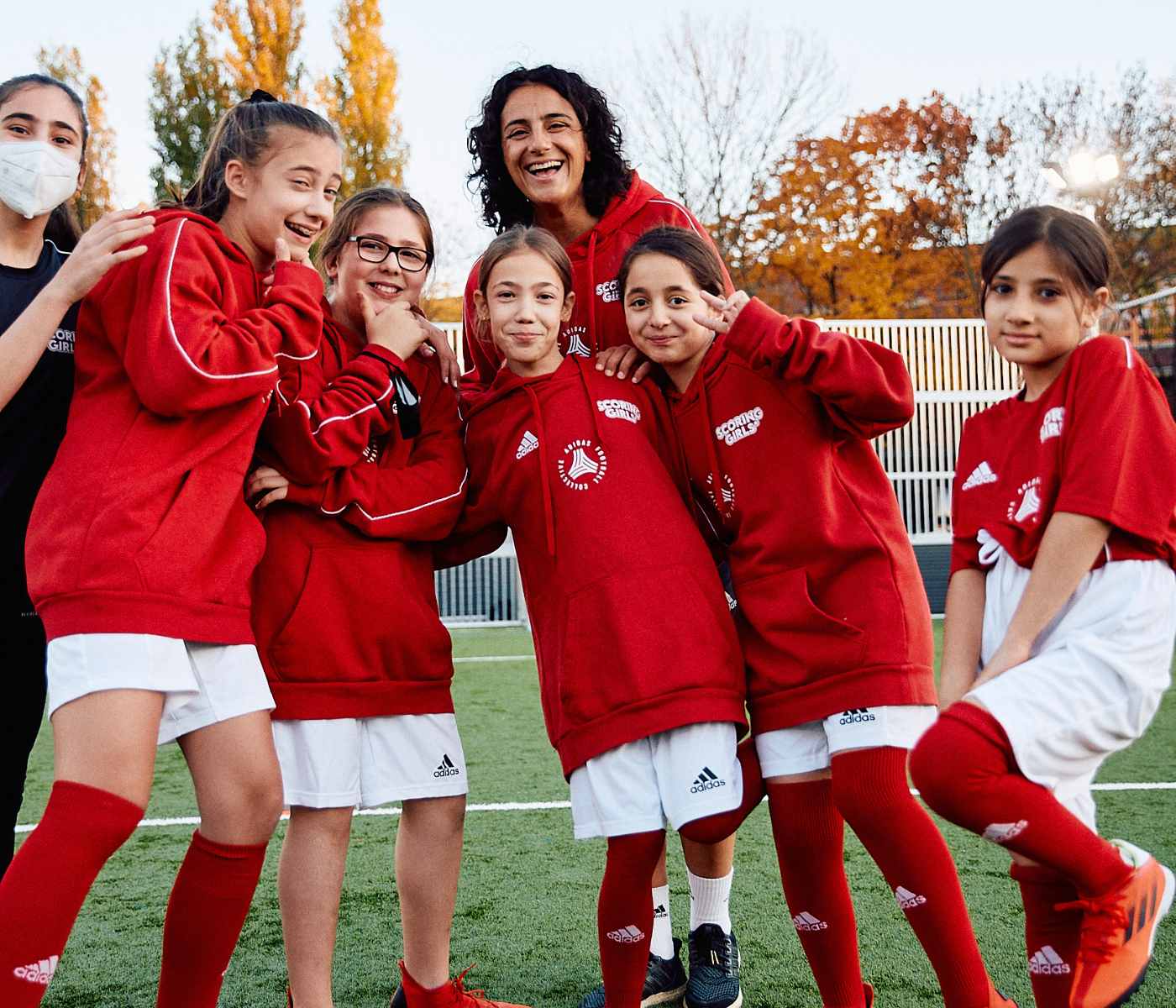EIne Gruppe Mädchen in rot-weißen Fußballtrikots