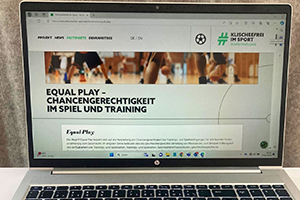 Ein Laptop ist an. Auf dem Bildschirm ist das Factsheet Equal Play zu sehen.
