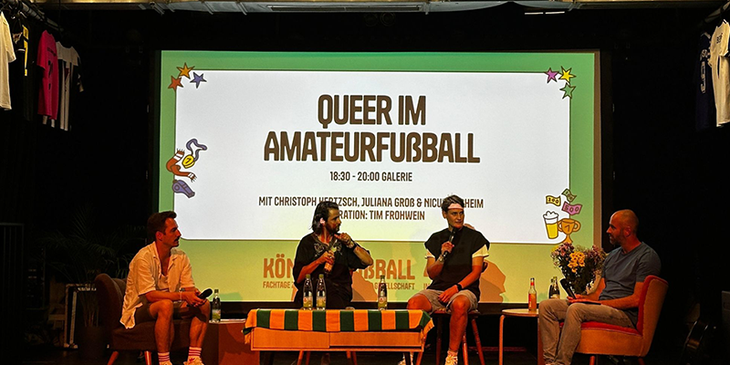 Ein Foto von dem Podiumsgespräch Queer im Amateurfußball
