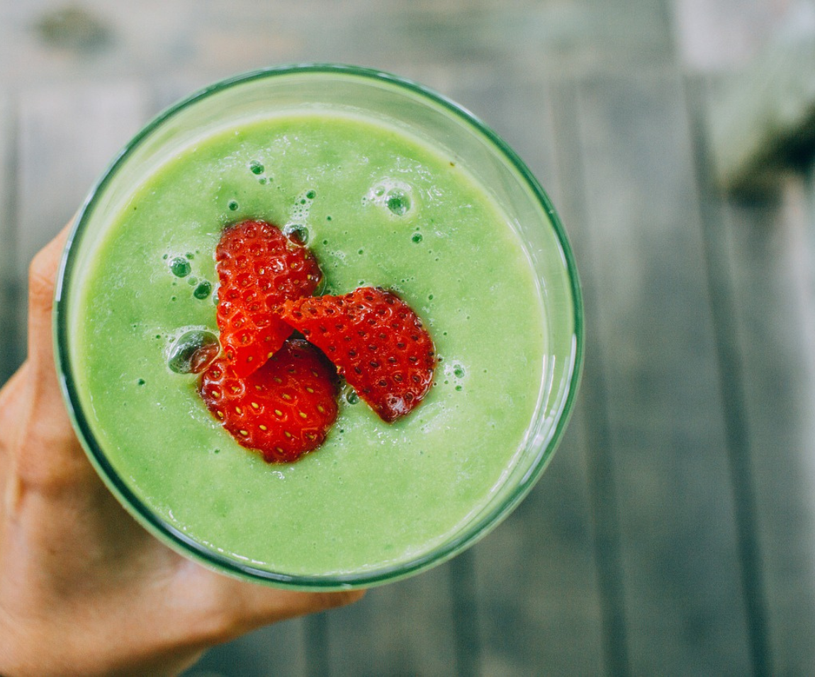 Ein grüner Smoothie mit Erdbeeren. 