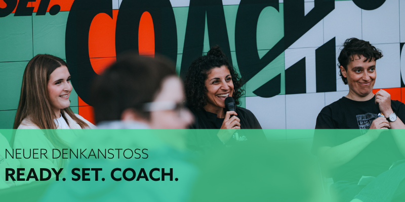 Safa Semsary spricht vor einer Wand, an der Ready. Set. Coach. steht.