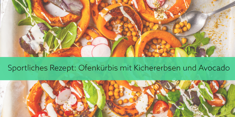 Symbolbild: Ofenkürbis mit Kichererbsen und Avocado. 