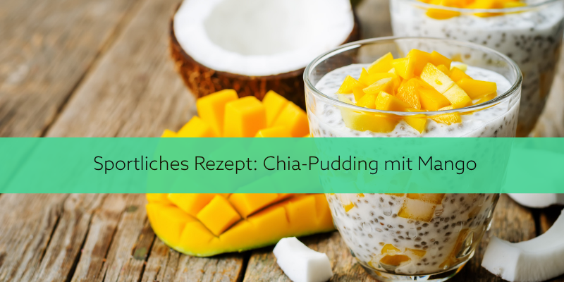 Symbolbild: Ein Glas ist mit Chia-Pudding und Mangostücken gefüllt. Daneben liegt eine aufgeschnittene Mango. 