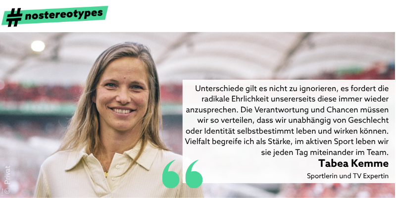 Tabea Kemme steht im Stadion, im Vordergrund befindet sich ihr Statement.